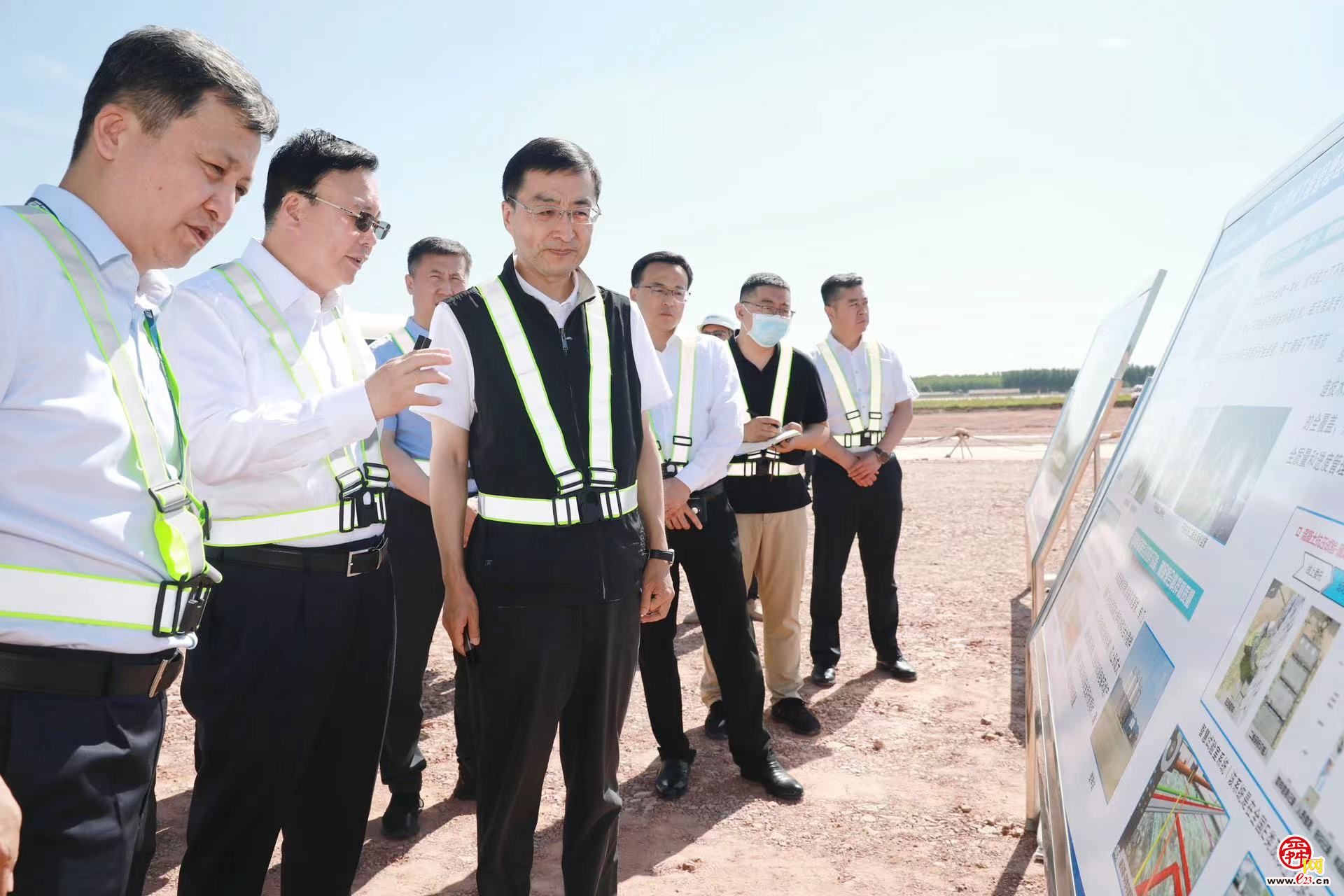 刘强调研济南国际机场二期改扩建工程时强调:高标准高水平推进工程建设