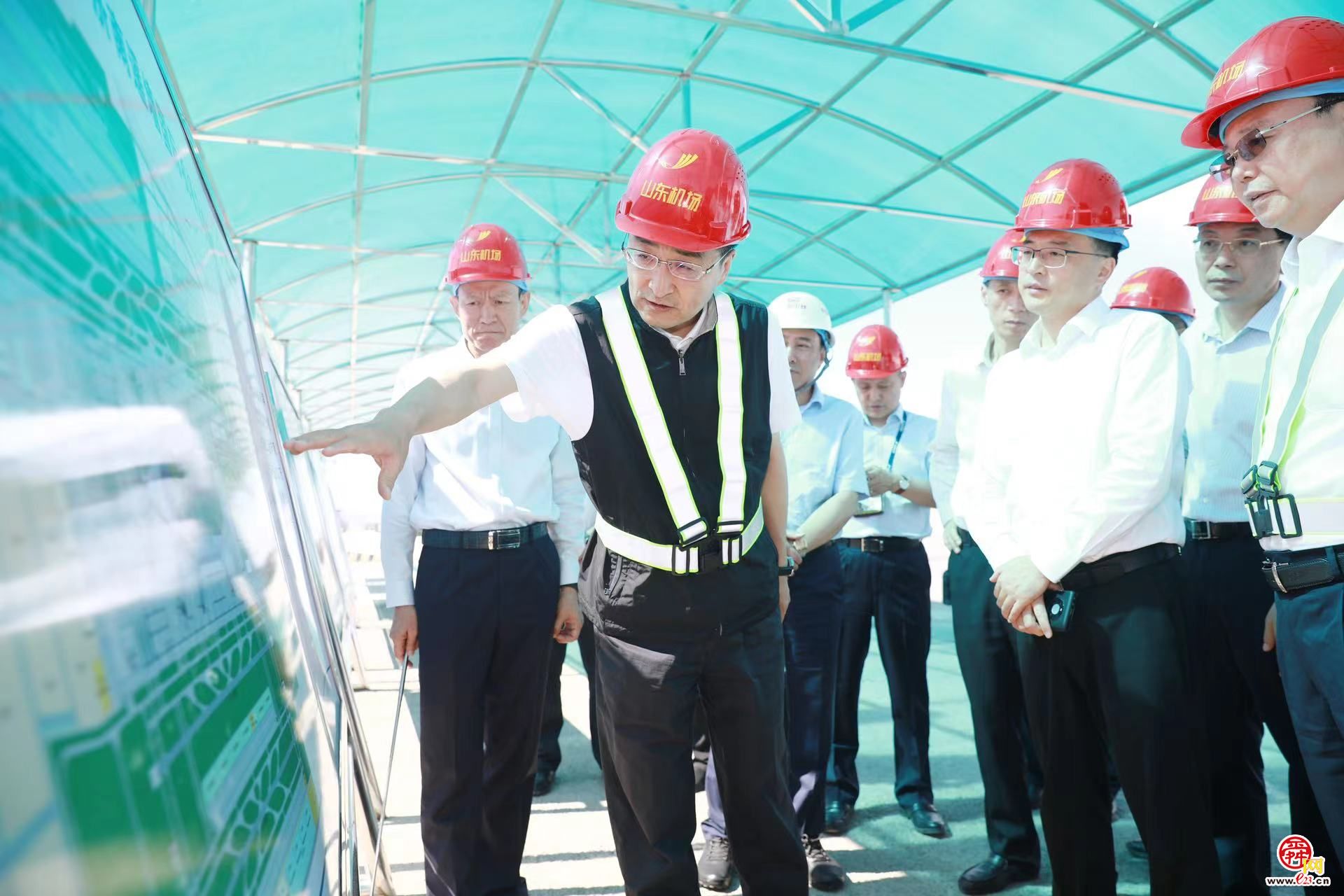 刘强调研济南国际机场二期改扩建工程时强调:高标准高水平推进工程建设