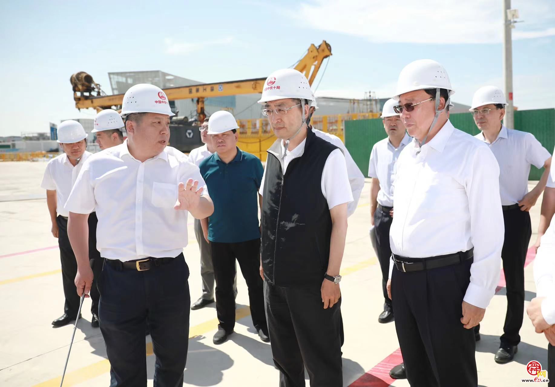 刘强调研济南国际机场二期改扩建工程时强调:高标准高水平推进工程建设