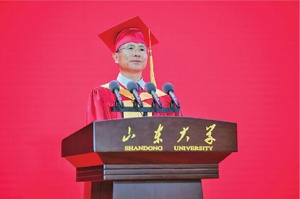 “0.99的365次方等于0.03，1.01的365次方是37.8” 山大毕业典礼上，李术才解读“励志算式”