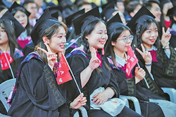 “0.99的365次方等于0.03，1.01的365次方是37.8” 山大毕业典礼上，李术才解读“励志算式”