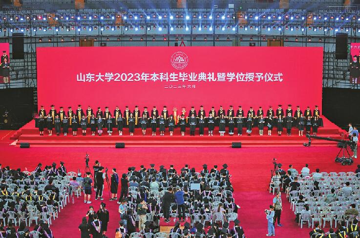 “0.99的365次方等于0.03，1.01的365次方是37.8” 山大毕业典礼上，李术才解读“励志算式”