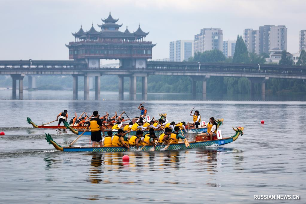 В Китае с приближением праздника Дуаньу проводятся гонки на лодках-драконах