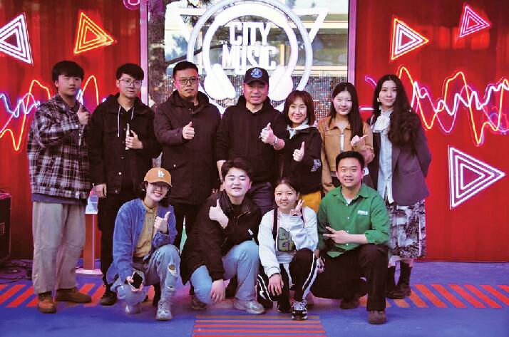 青岛大学毕业典礼又刷屏！流行音乐课是试验田 旁听占座都难