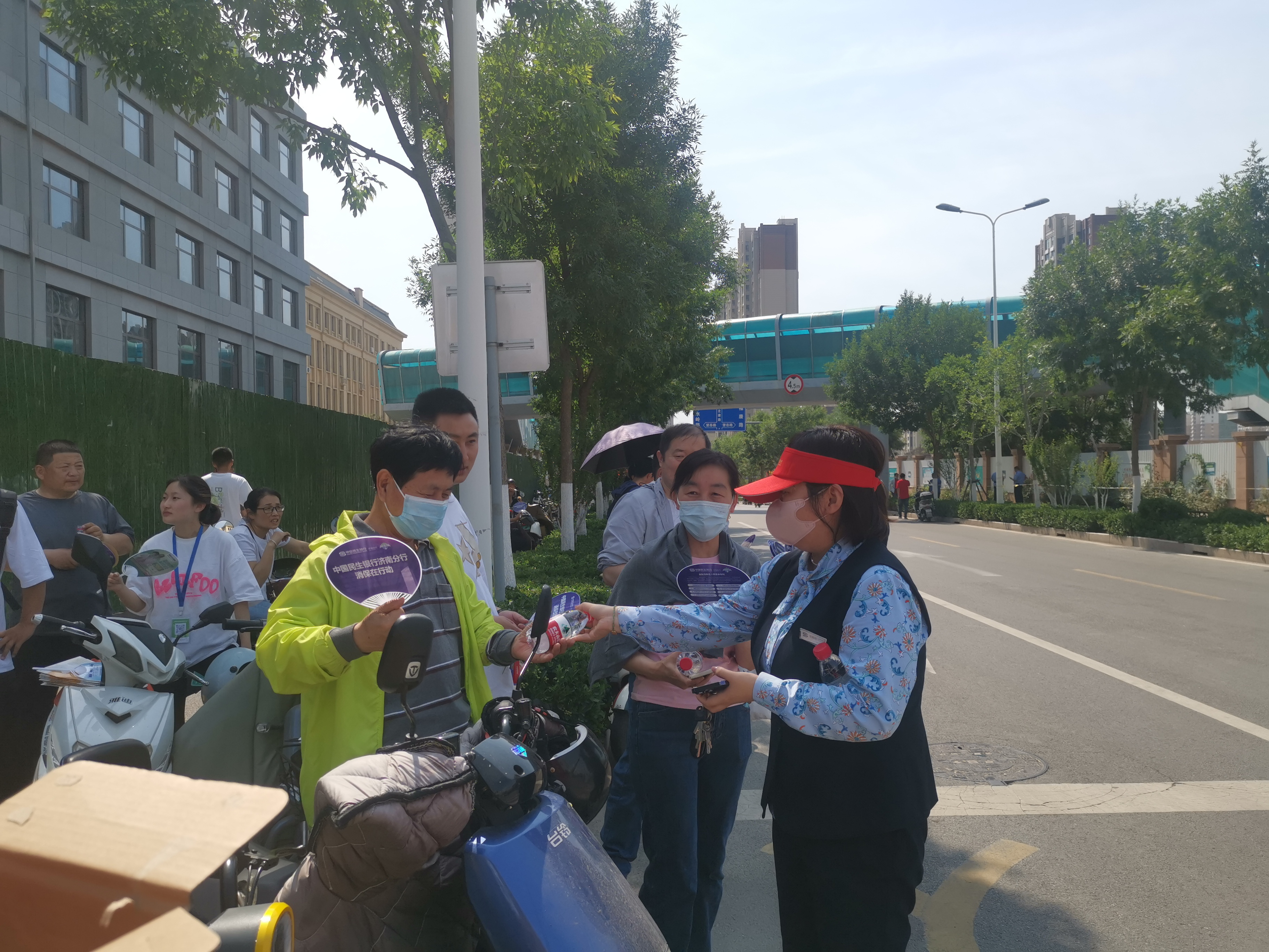 民生银行济南领秀城支行开展“爱心助力高考 青春传递温度”志愿服务活动