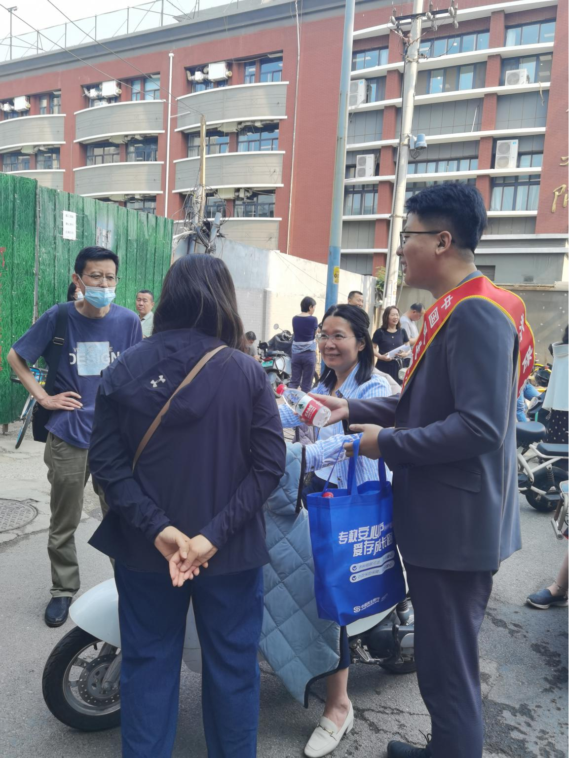 民生银行济南千佛山支行参与爱心助力中考公益活动