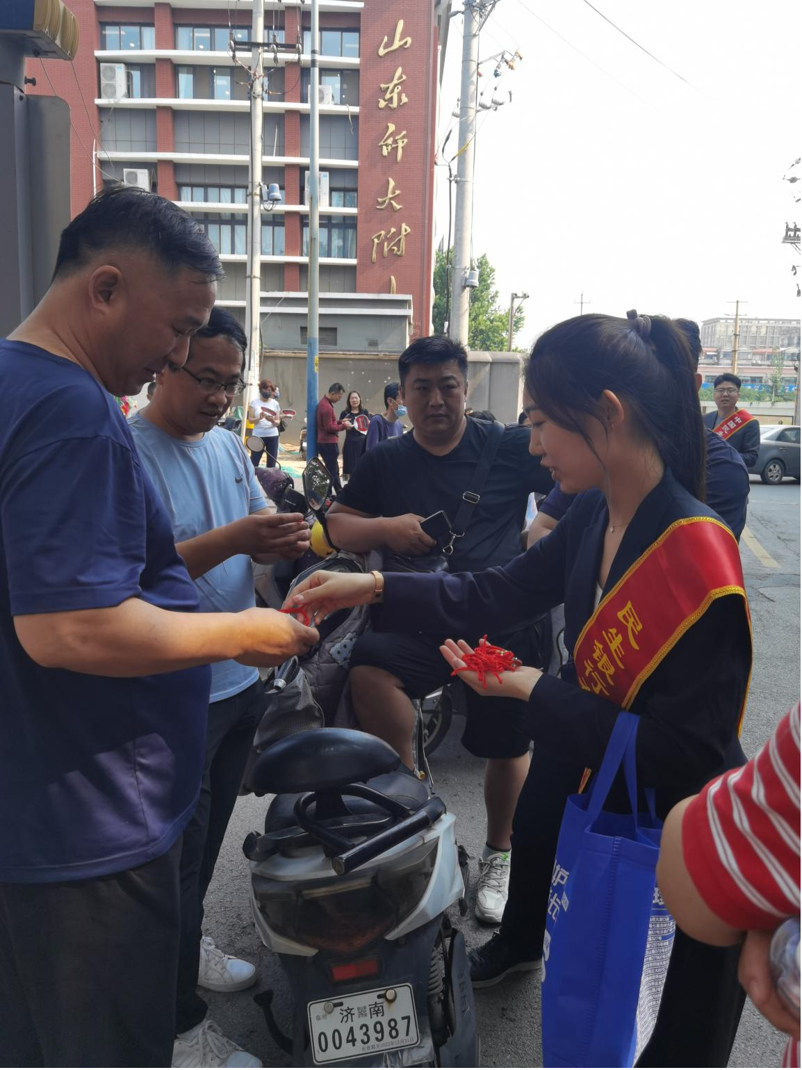 民生银行济南千佛山支行参与爱心助力中考公益活动