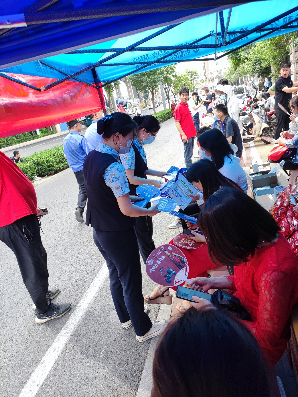 中国民生银行济南文东支行开展“爱心助力高考”消保专项宣传活动