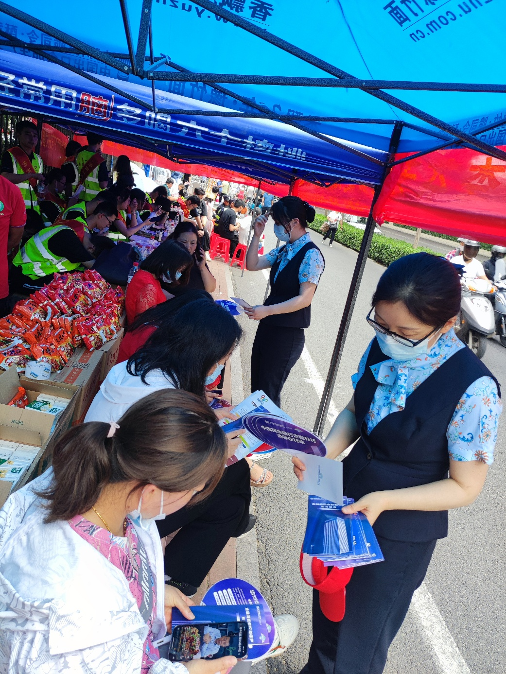 中国民生银行济南文东支行开展“爱心助力高考”消保专项宣传活动