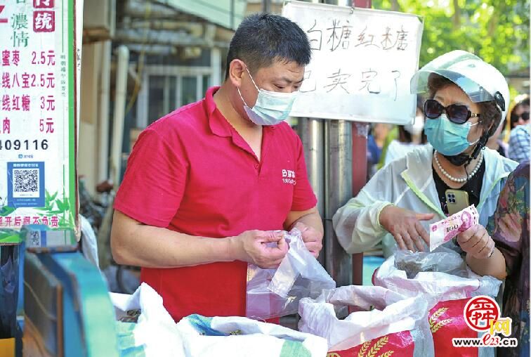 铜元局后街一家粽子摊坚守20余年,8种口味吸引八方来客