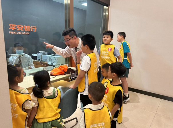 平安银行济南分行组织开展“一家老小金融行”系列宣传活动