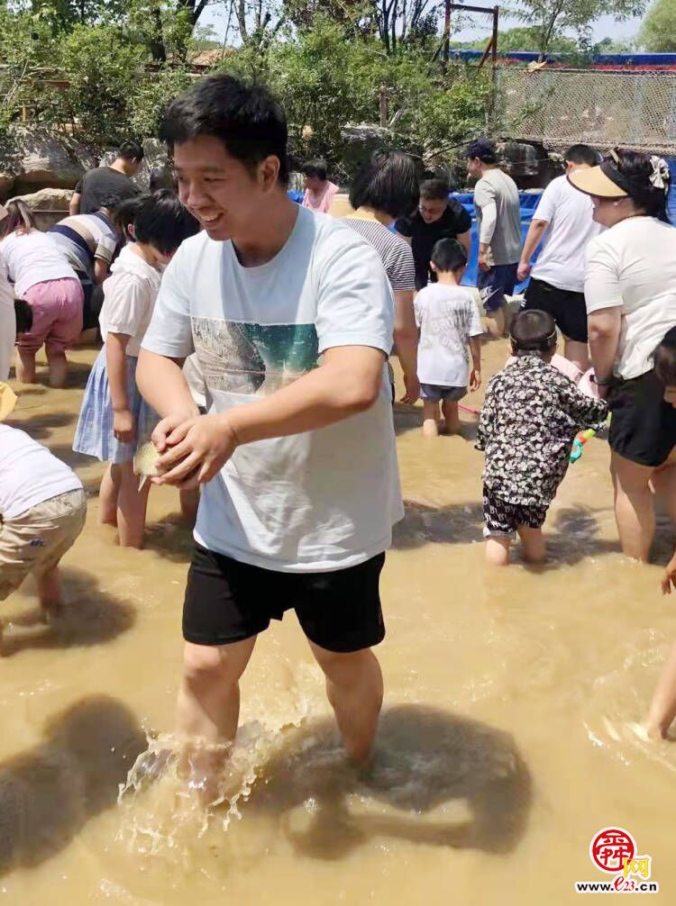 浑水摸鱼 抓泥鳅……济南这个高山景区成网红避暑打卡地！