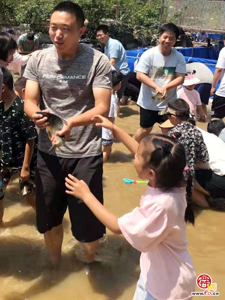 浑水摸鱼 抓泥鳅……济南这个高山景区成网红避暑打卡地！