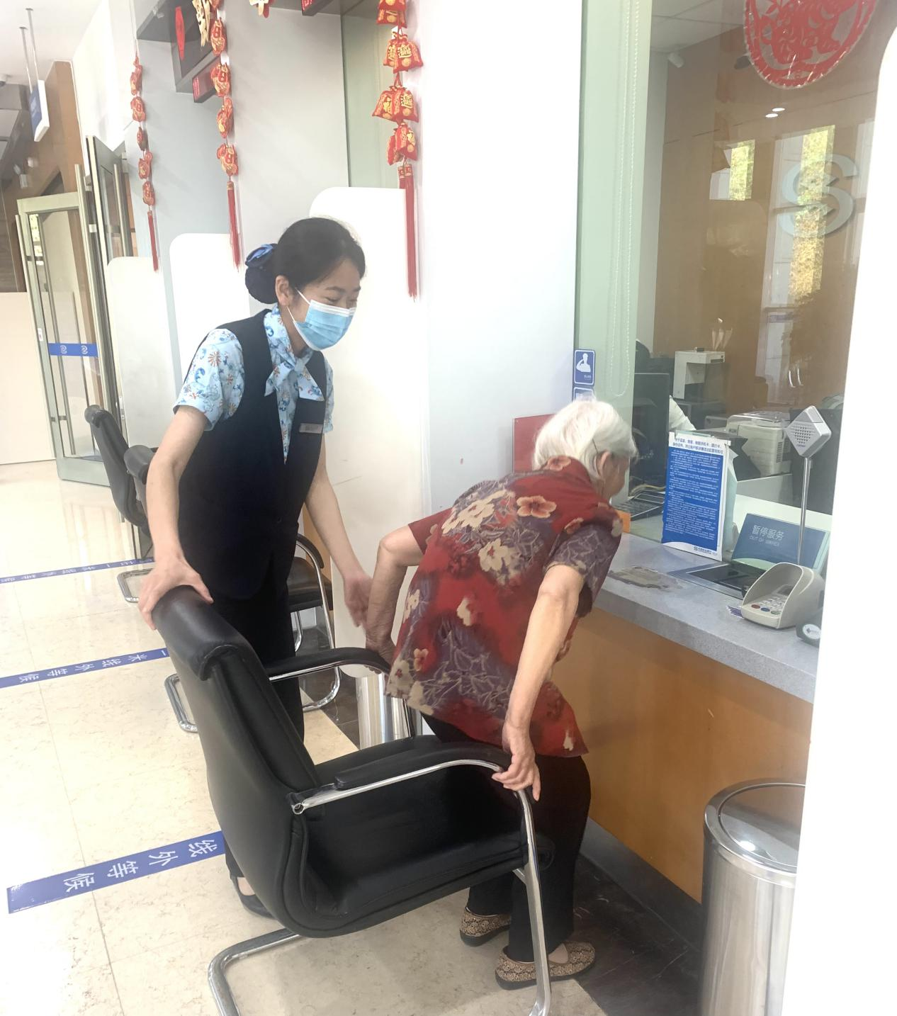 民生银行临沂沂水支行扶老助老主动出击 爱心便民赢得赞赏