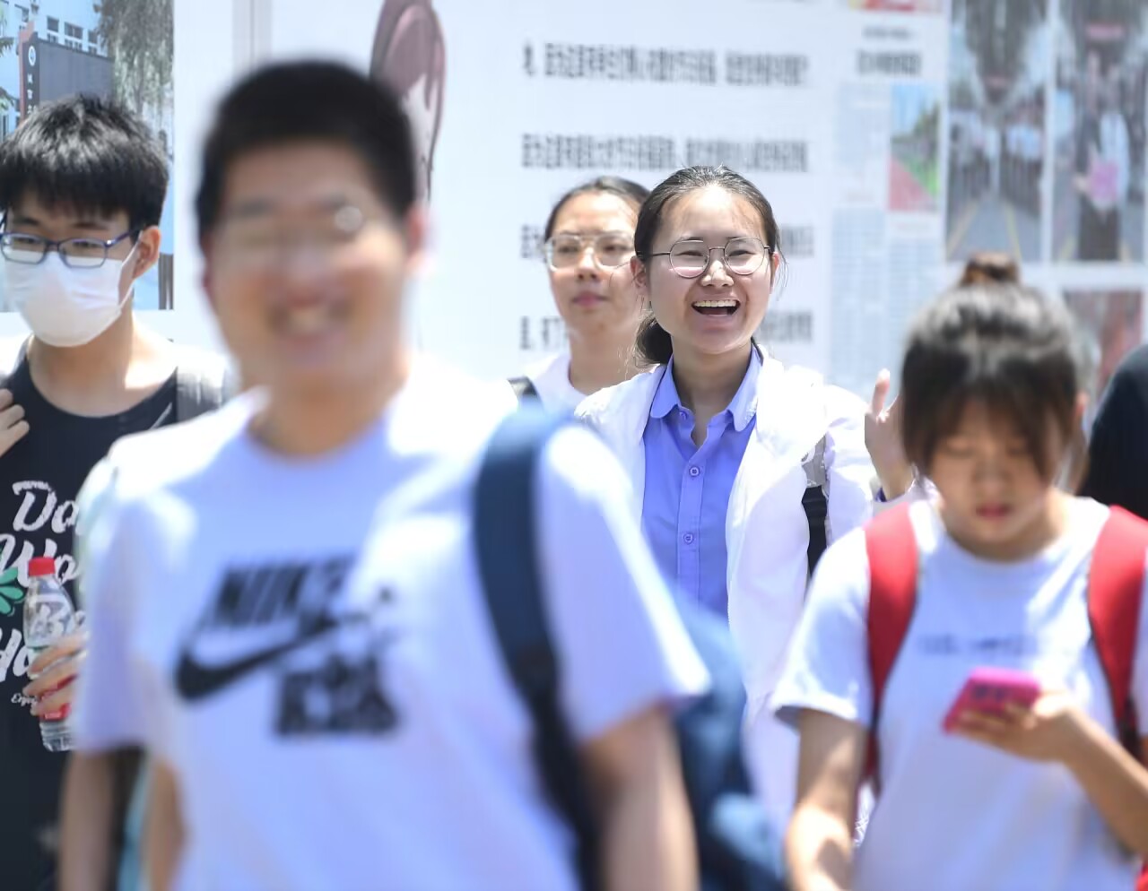 济南各出入境大厅开设“考生专窗”，免预约优先办理出国境证件