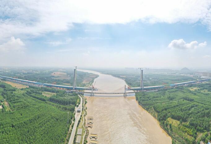 Le pont routier du fleuve jaune de Jinan sur la ligne G104 jinglan se rapproche