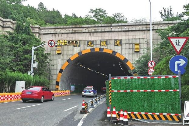 Rénovation de la mise à niveau du tunnel à Kaiyuan, changement temporaire de trois voies à sens unique à deux voies