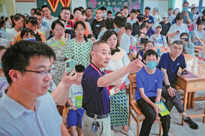 济南各高中校园开放日，小学生也来“超前体验”