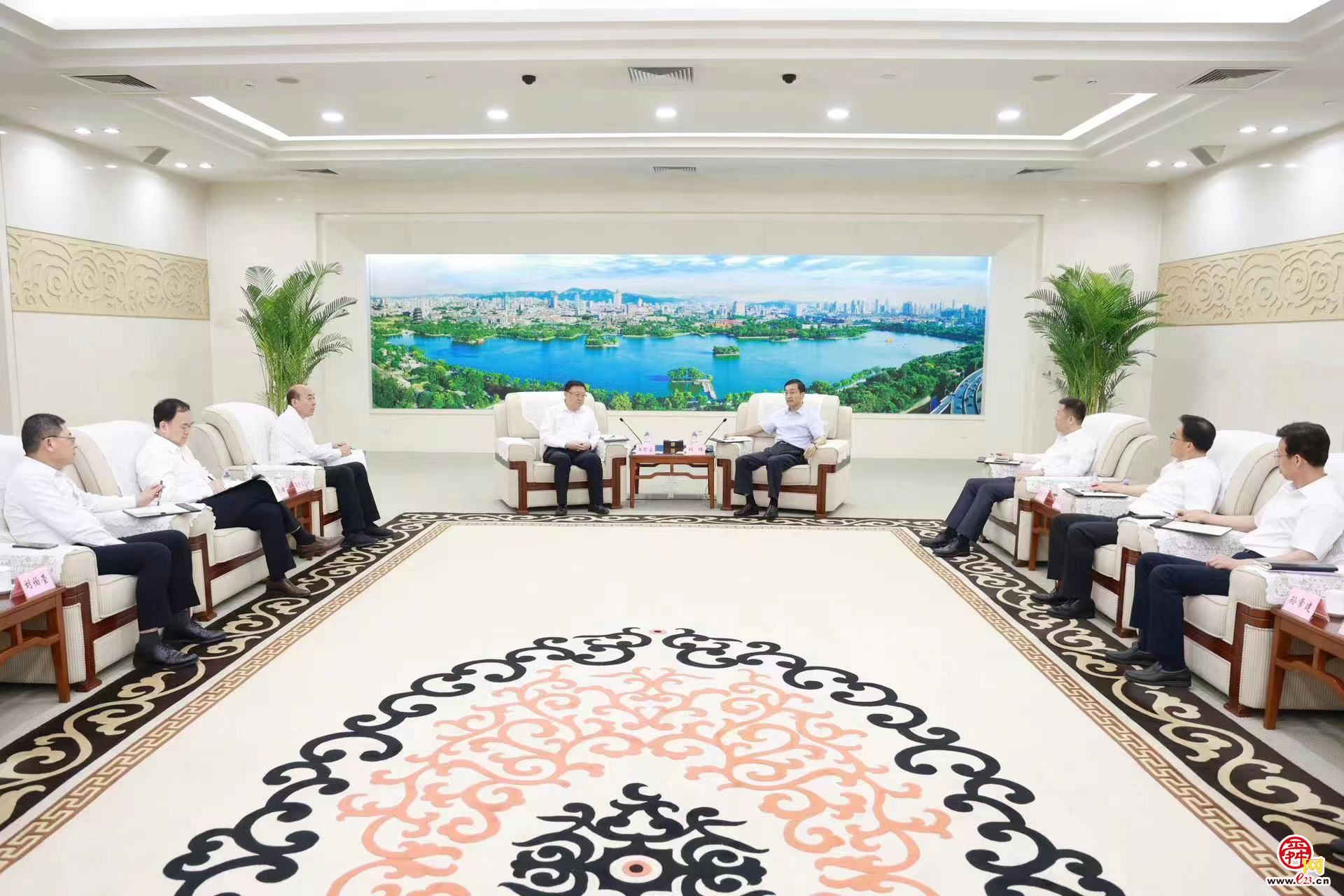 刘强会见中交集团客人