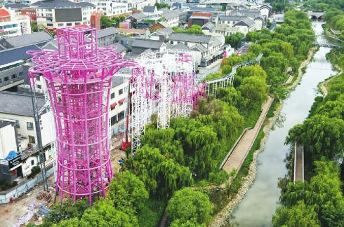 Die Glaswasserrutsche am Ufer des Lashan-Flusses wird bald eröffnet