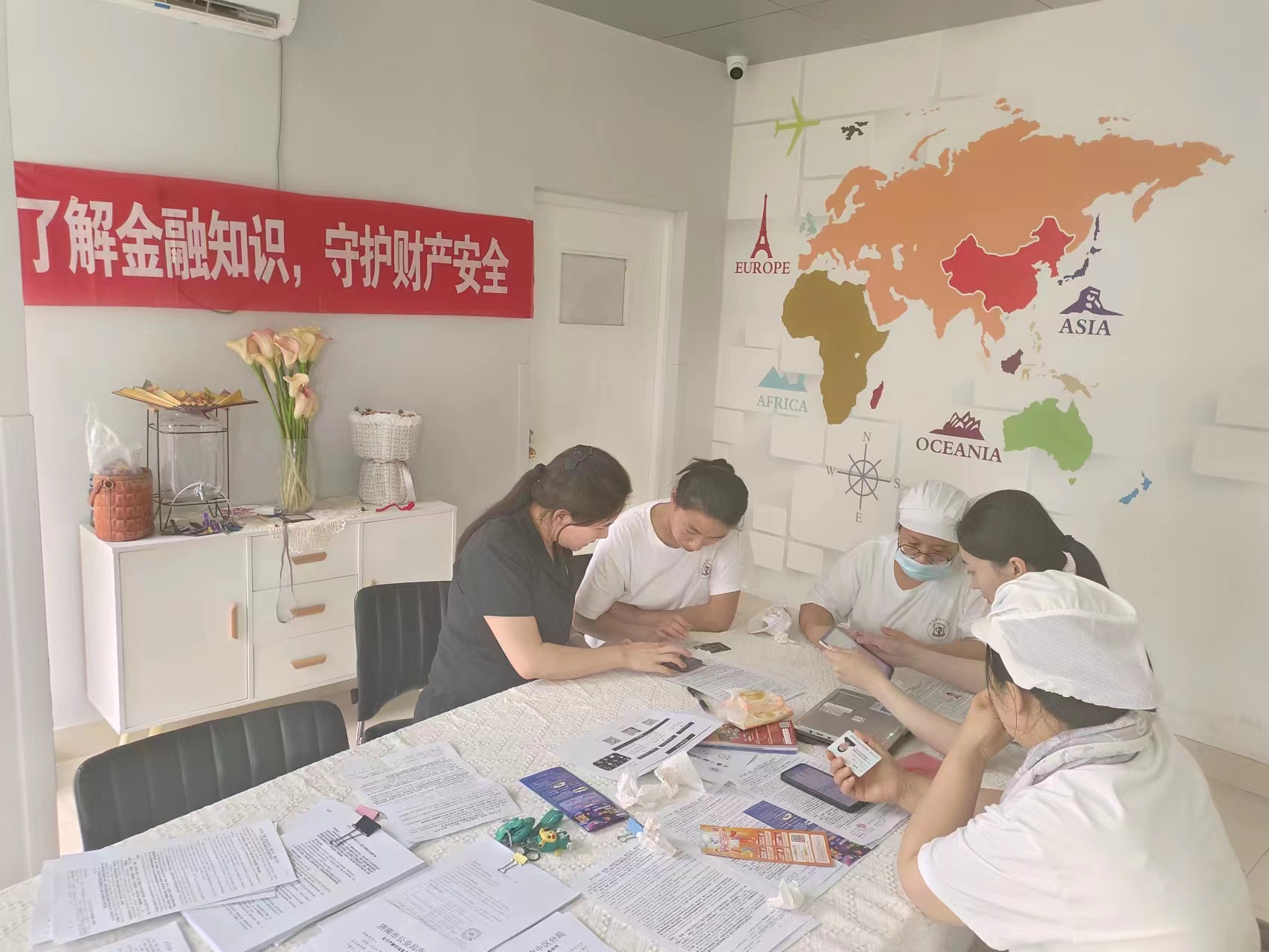 民生银行济南大观园支行开展新市民金融知识万里行宣传活动
