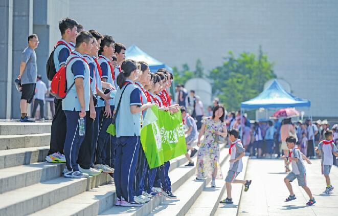 暑期文化场馆研学游升温 学生组团开启文化游