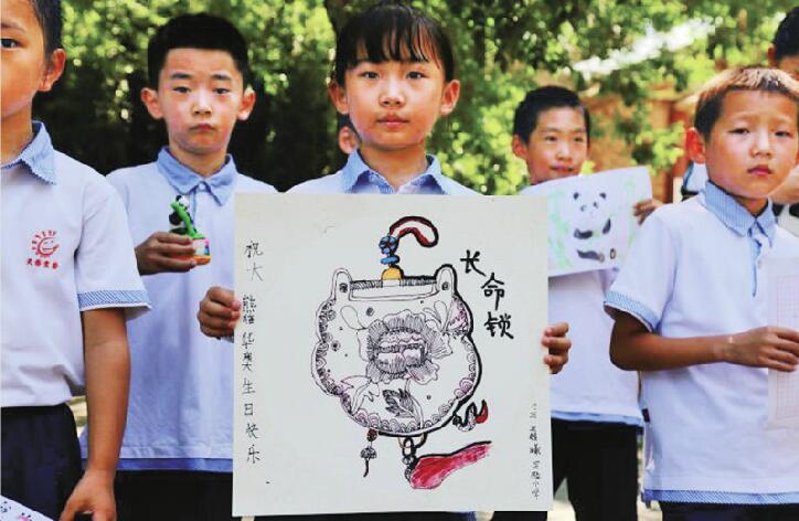 “萌宝”来袭！大熊猫“华奥”开16岁生日会