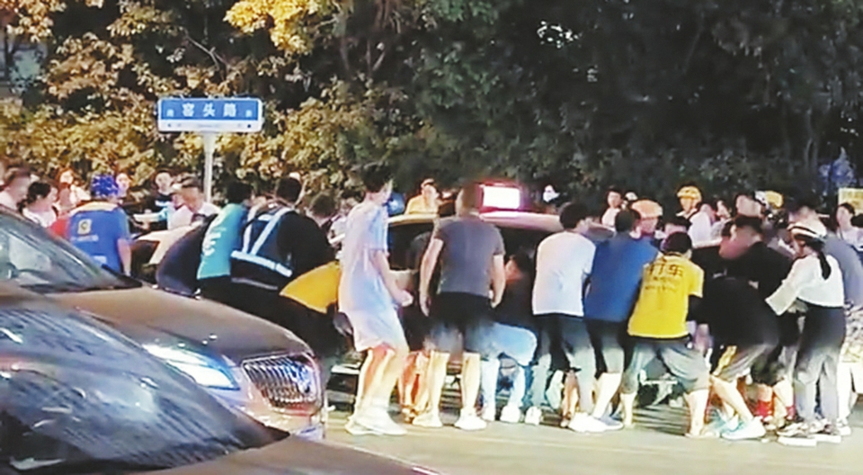 Ensemble pour porter la voiture pour sauver les gens, Jinan Street recrée une scène touchante