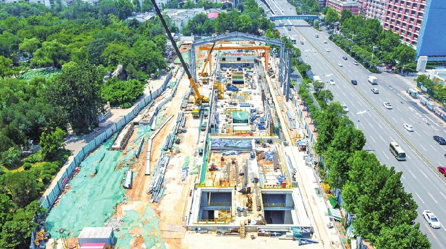 济南地铁4号线泉城公园站施工罩棚拆除，半地下地铁车站呈现雏形