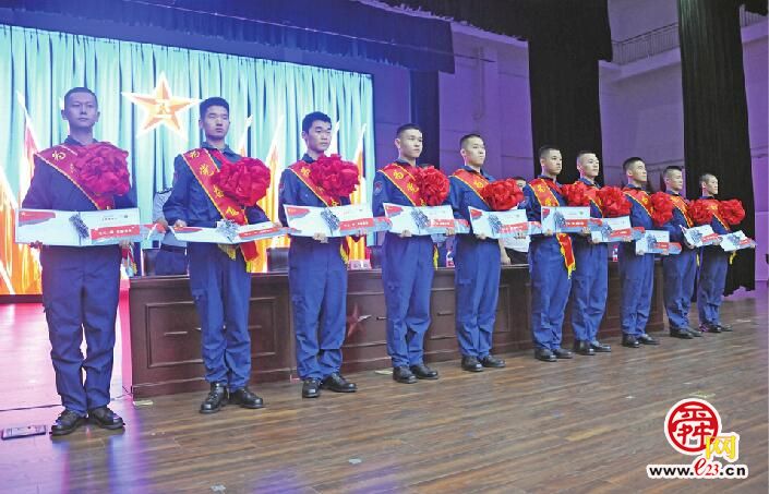 “运-20接我去上学”2023年新录取飞行学员乘“专机”去大学报到