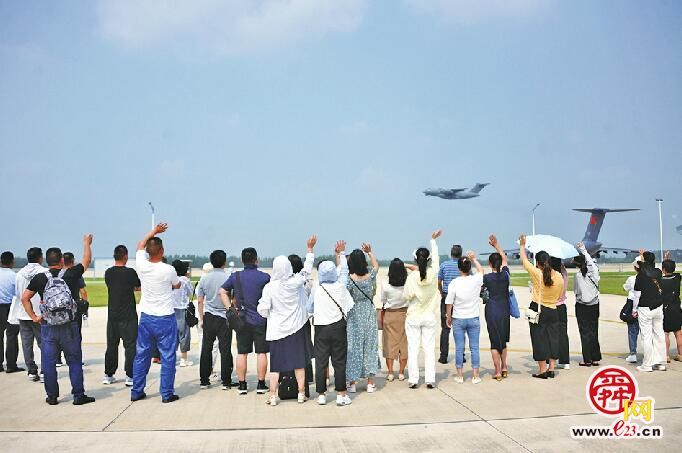 “运-20接我去上学”2023年新录取飞行学员乘“专机”去大学报到