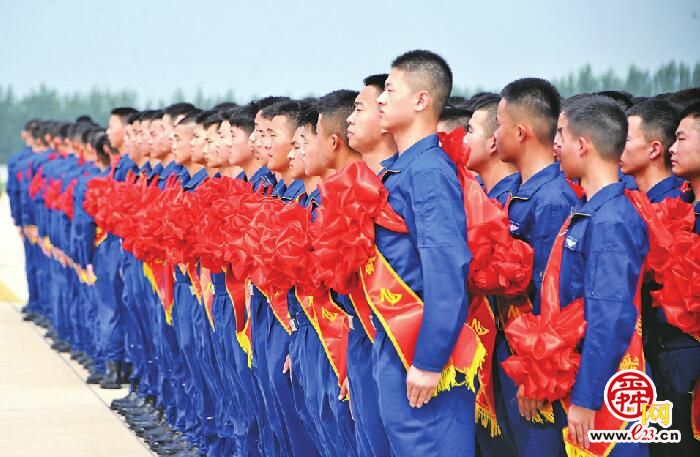 “运-20接我去上学”2023年新录取飞行学员乘“专机”去大学报到