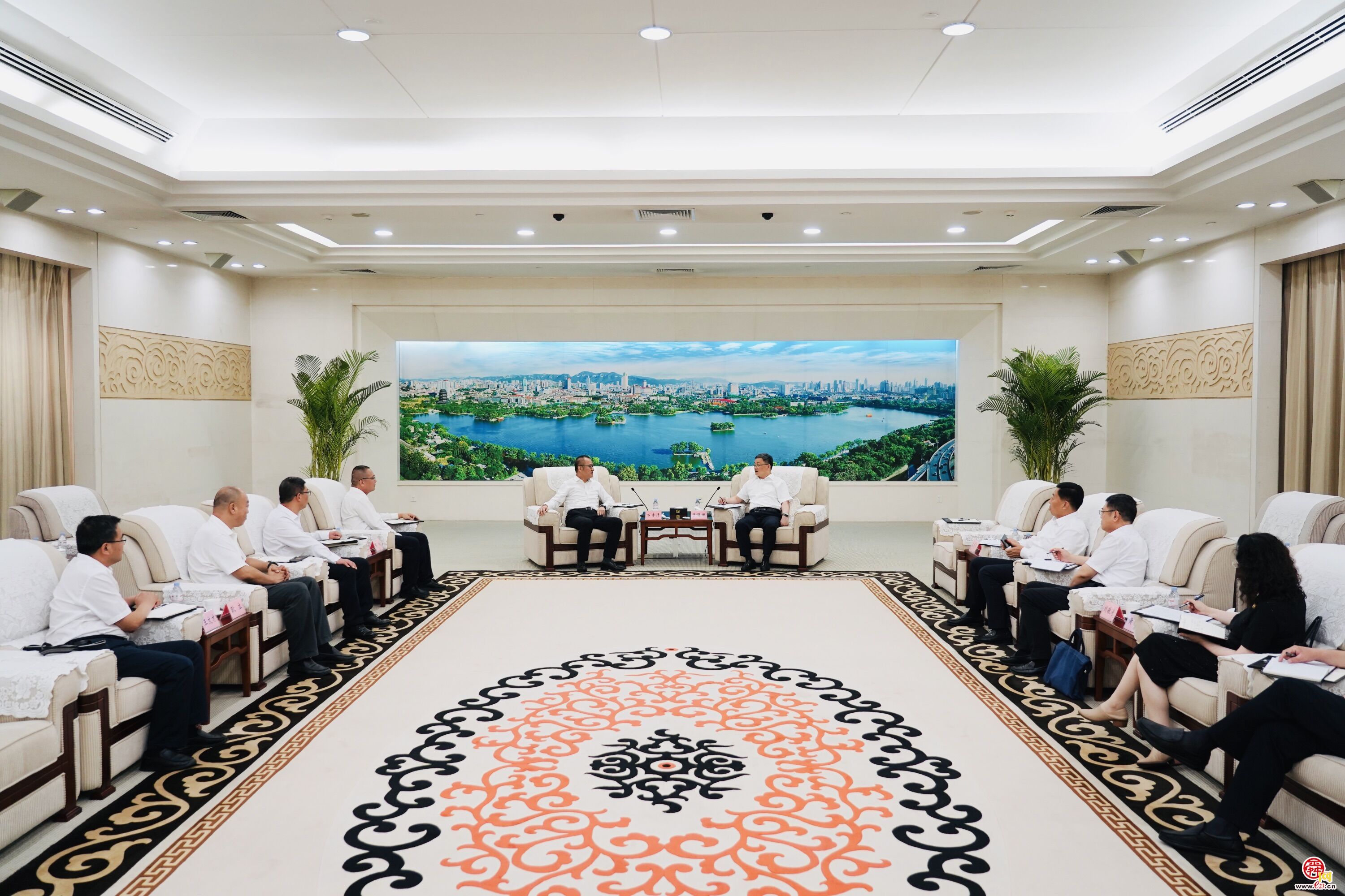 于海田会见上合组织秘书处副秘书长尼亚扎利耶夫·努兰·萨德罗维奇等