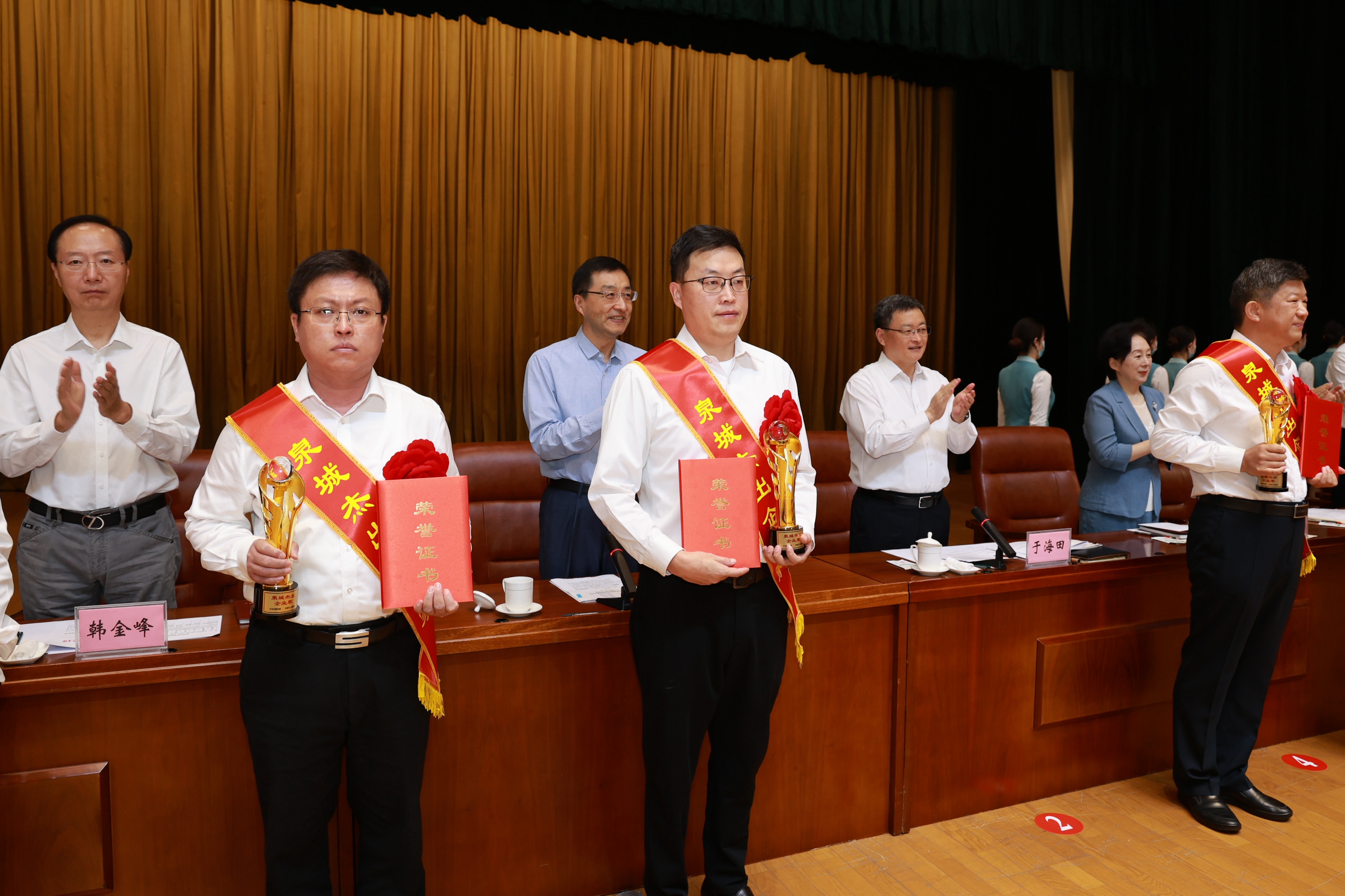 趵眼丨让企业家站稳“C位”，济南这么做有何深意？