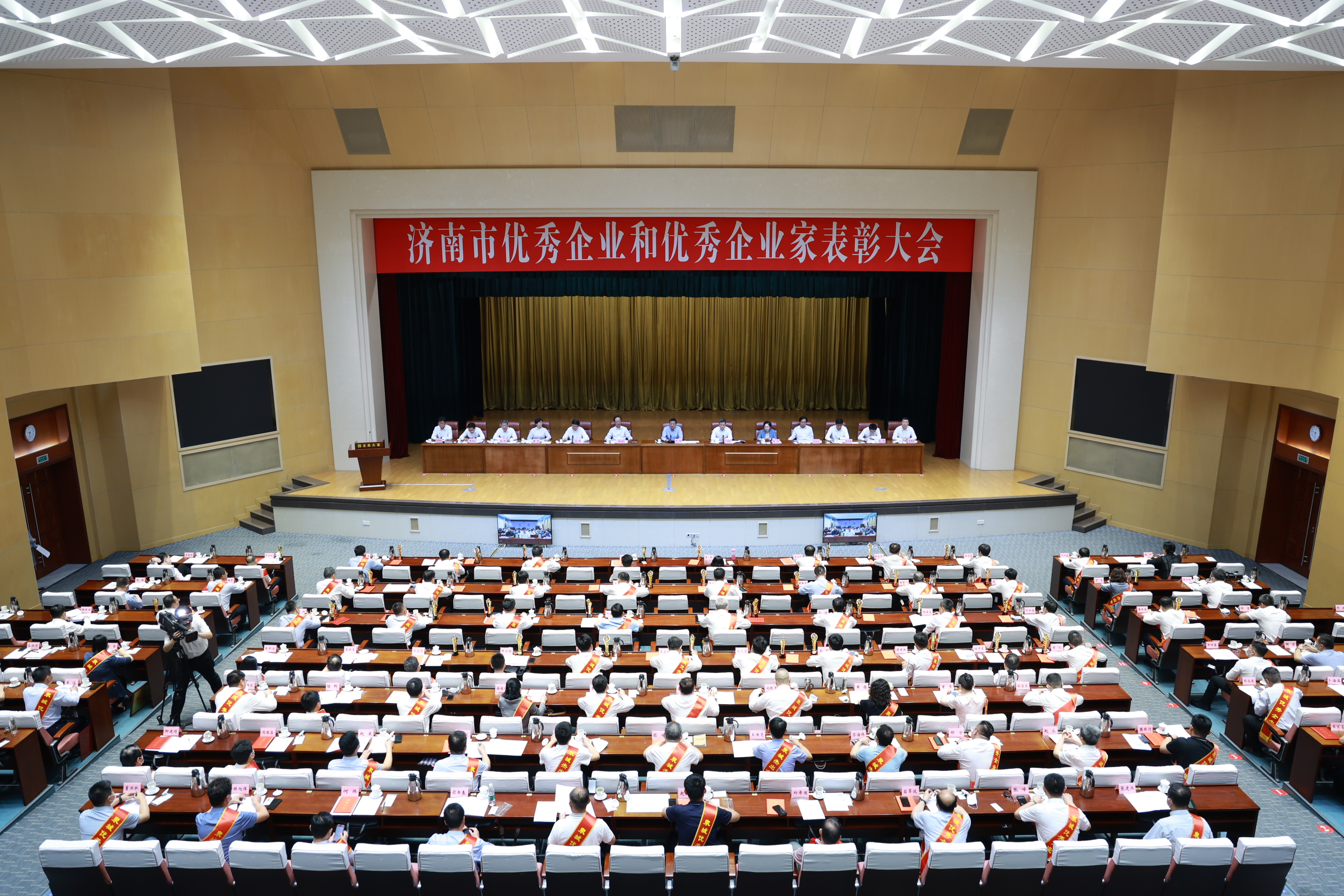 趵眼丨让企业家站稳“C位”，济南这么做有何深意？