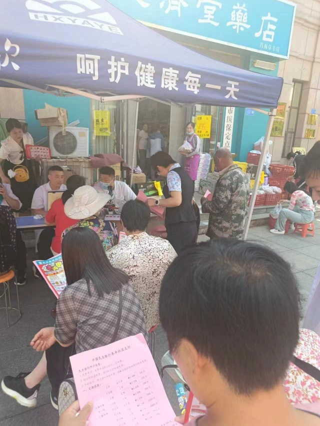 民生银行临沂莒南支行开展“提振金融消费信心，助力构建和谐金融环境”宣传活动