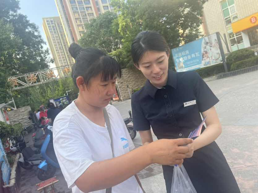 增强反假意识，维护货币安全：民生银行济南领秀城支行开展“增强反假意识，维护货币安全”反假宣传