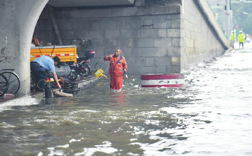 暴雨中，他们定格了城市的精气神儿