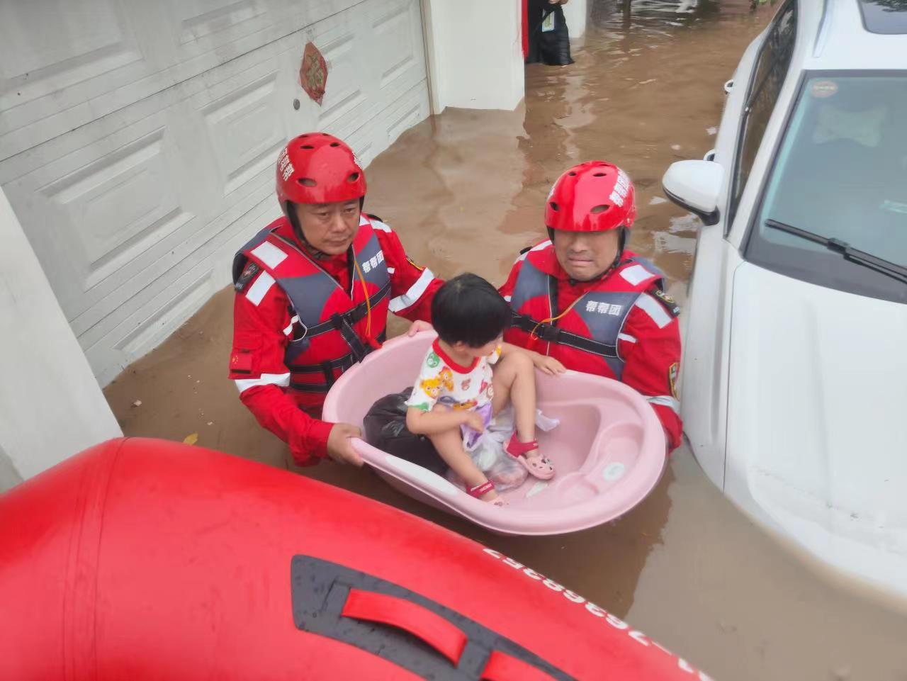 融媒·见证丨紧急驰援！已成功转运被困群众200余人——济南英雄在涿州