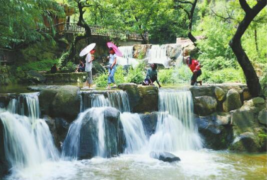 Fließender Wasserfall, erfrischend und angenehm