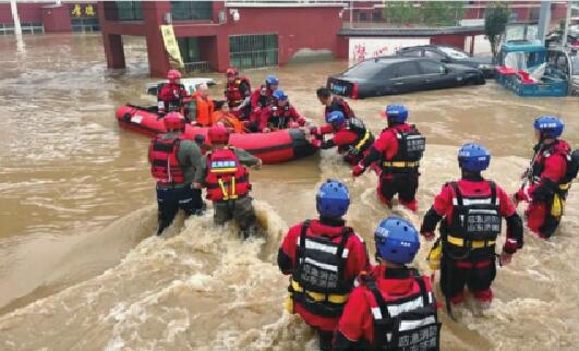 【一幕幕历尽艰险成功救援的镜头】以肩为梯、以背为桥用身体搭建救生通道