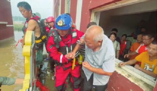 【一幕幕历尽艰险成功救援的镜头】以肩为梯、以背为桥用身体搭建救生通道