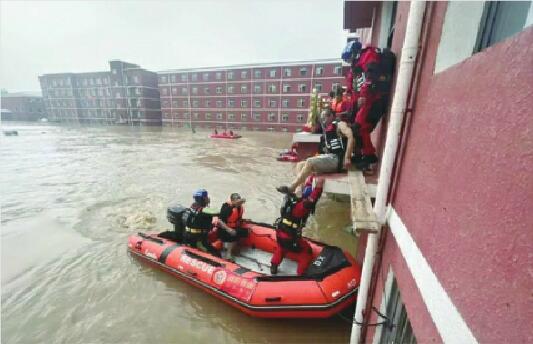 【一幕幕历尽艰险成功救援的镜头】以肩为梯、以背为桥用身体搭建救生通道