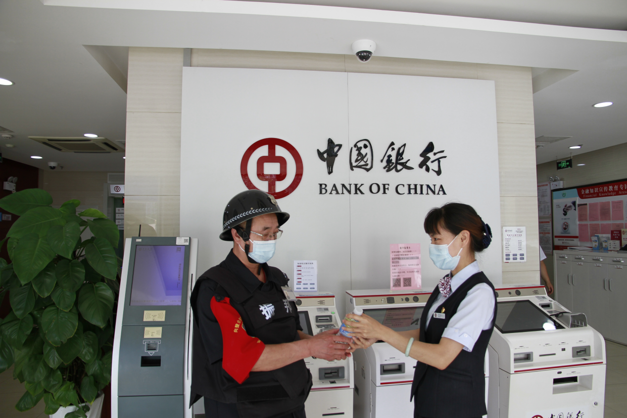 中国银行济南分行夏送清凉关爱户外劳动者