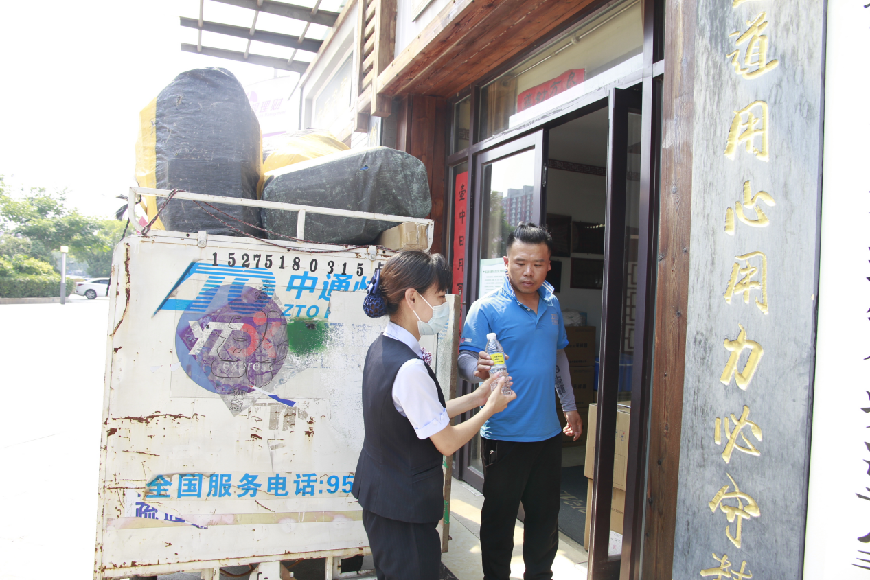 中国银行济南分行夏送清凉关爱户外劳动者