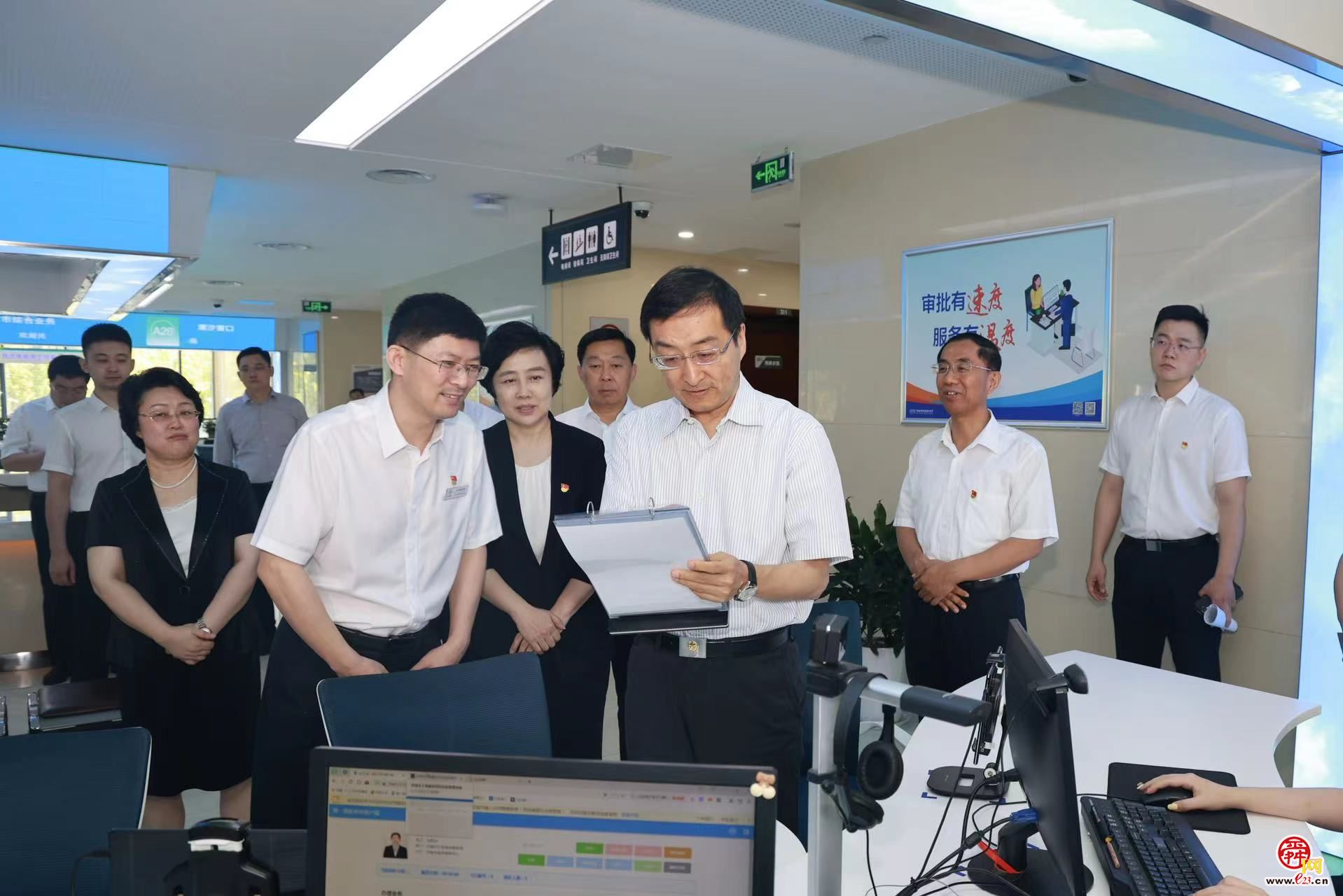 刘强调研12345市民服务热线及企业直通车工作时强调 讲求细节形成闭环 持续优化营商环境