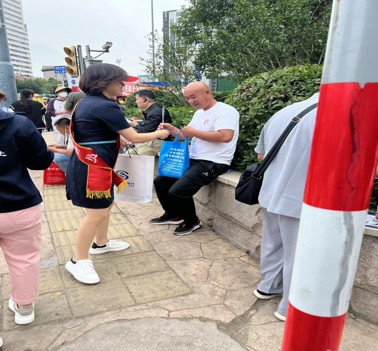 民生银行济南西城支行开展数字人民币宣传活动