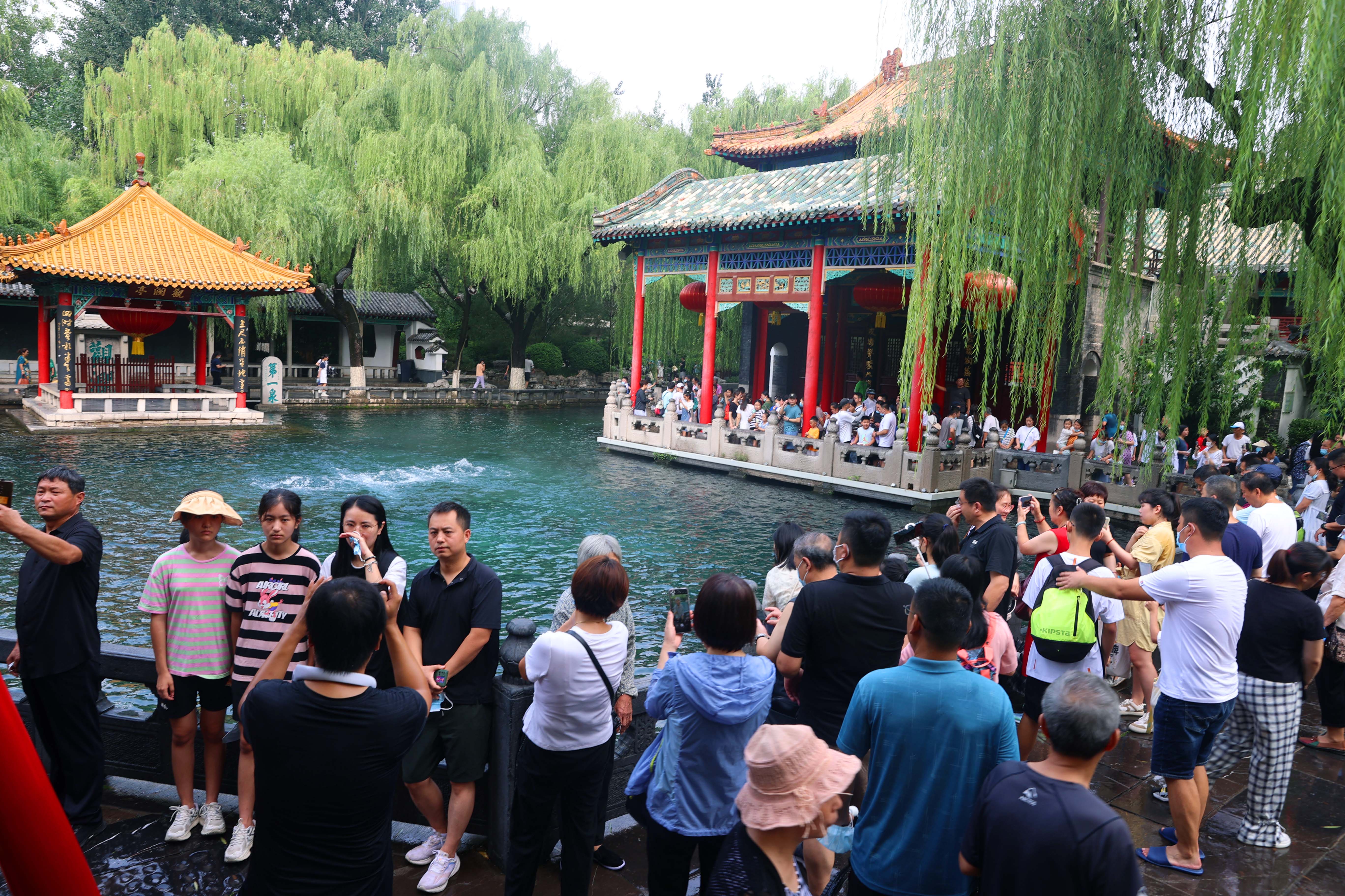 泉水叮咚是济南的“幸福音符”