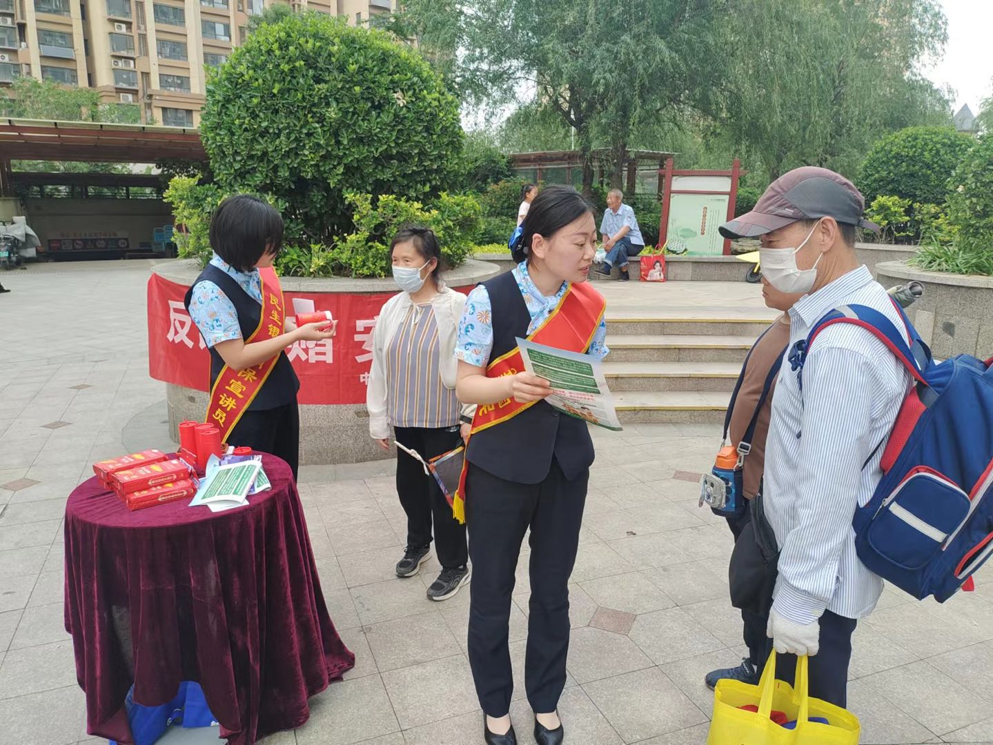 民生银行济南天桥支行开展“警惕非法贷款中介,远离贷款陷阱”宣传活动