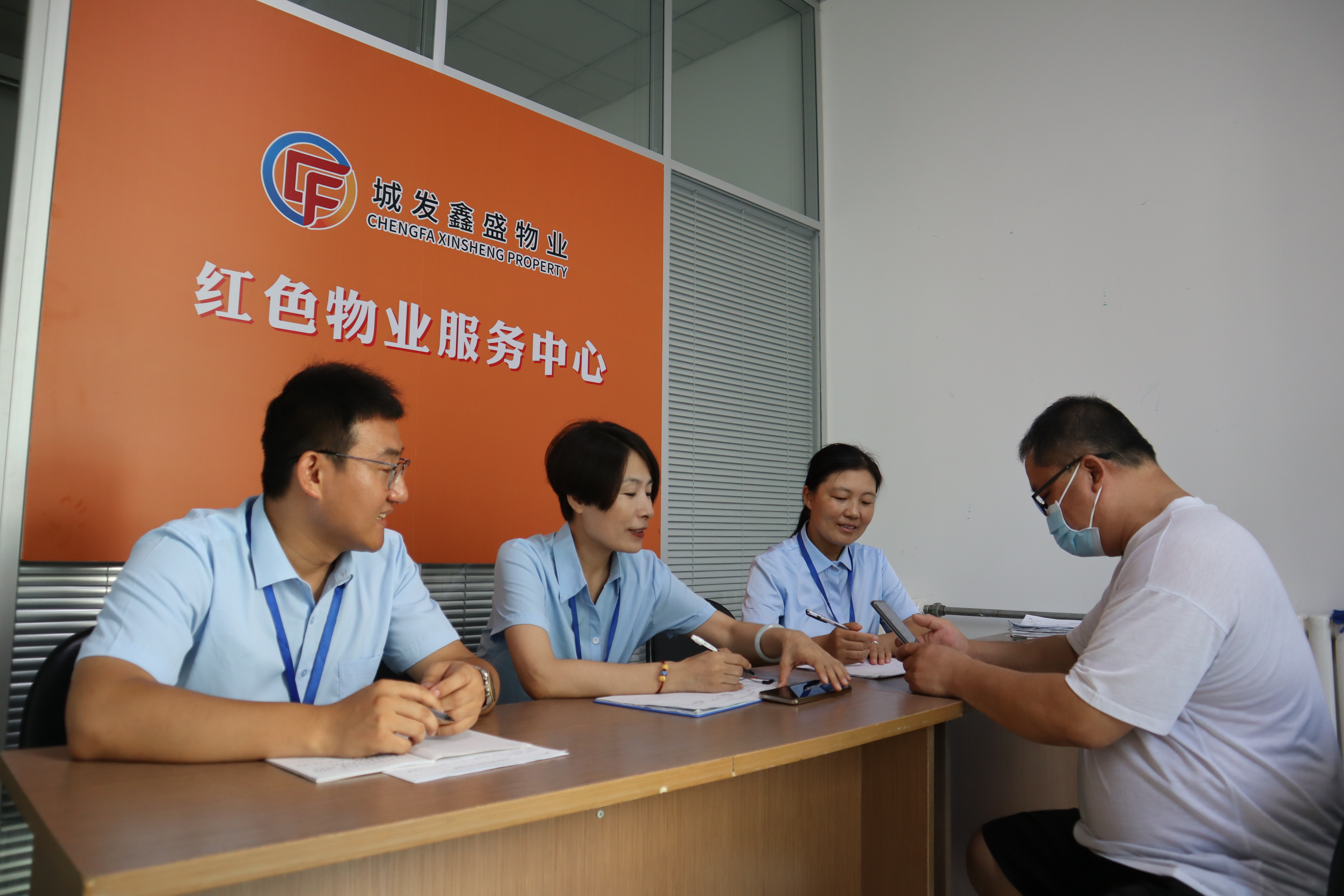 融媒·见证丨隔着窗的问候，给独居老人送来安全感——窗帘前的约定